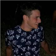 Studente laureato impartisce lezioni o aiuto compiti per studenti di scuole medie o superiori